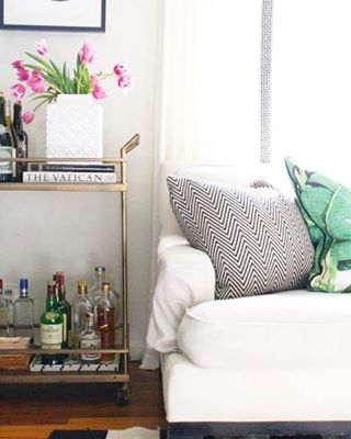 Black + white + bar carts. The perfect mix to make your house feel like spring!  #craneconcept #smpliving #housetour #blackandwhite #interior #design